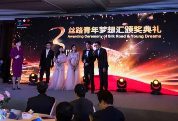 快来听深大版《你的答案》!这首歌在央视舞台大放异彩!